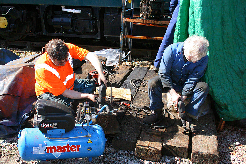 Ian and Pete grinding in valves